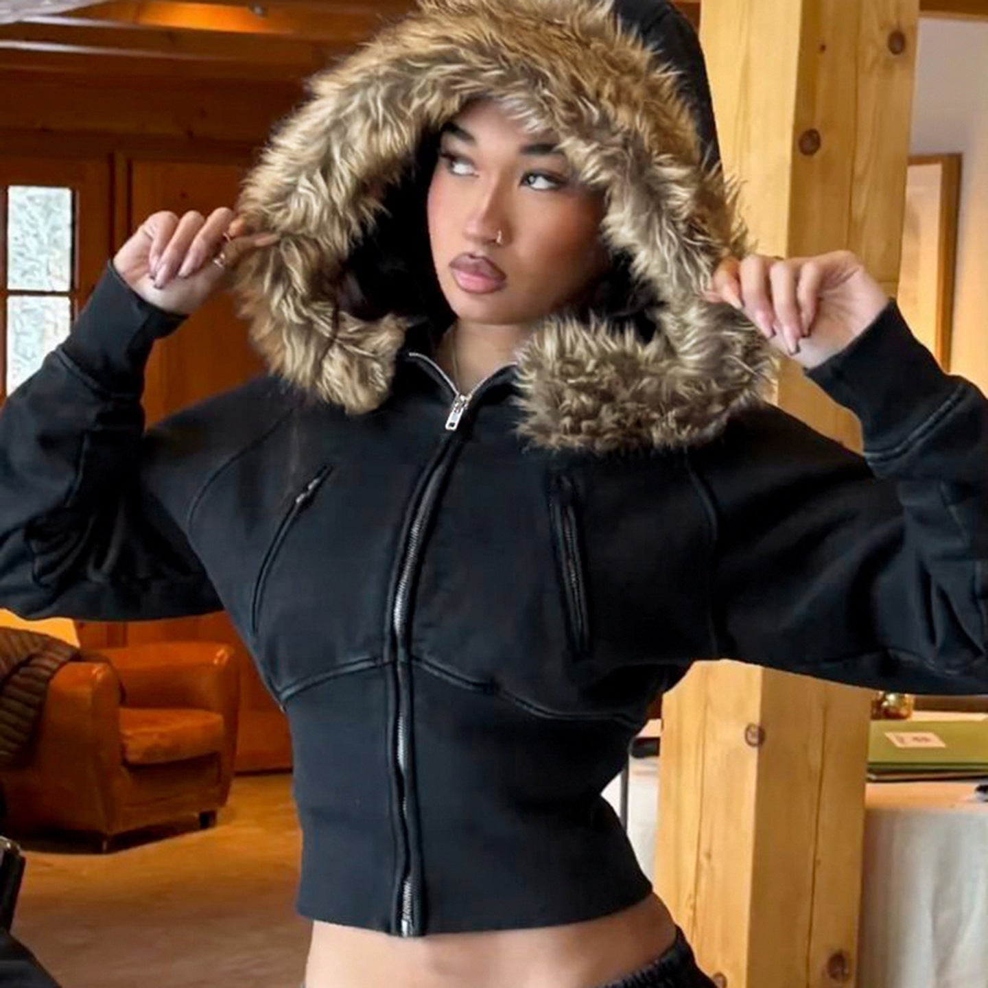 Chaqueta sudadera de mujer con detalles de piel