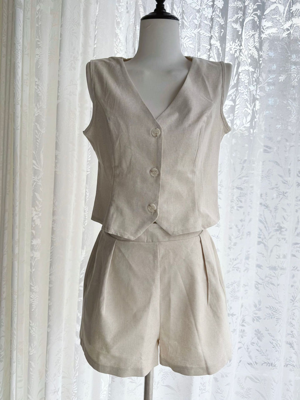 Conjunto de chaleco y pantal�n corto de lino para mujer