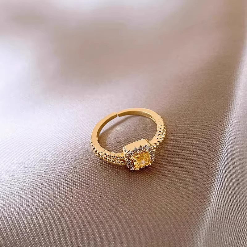 Anillo pequeño con diseño de cubo de azúcar