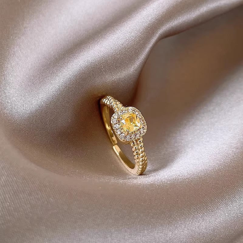 Anillo pequeño con diseño de cubo de azúcar