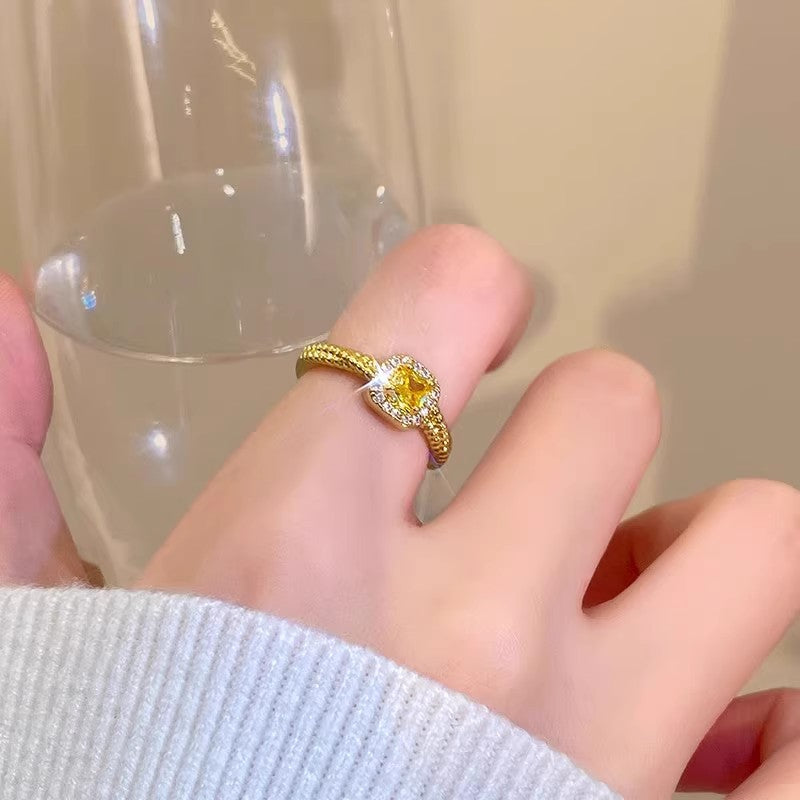 Anillo pequeño con diseño de cubo de azúcar