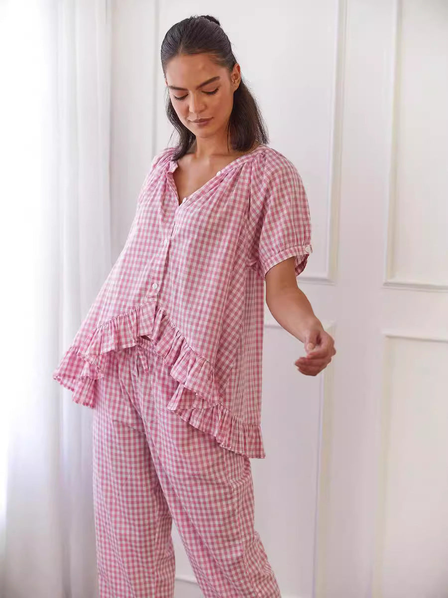 Pijama elegante con botones y volantes