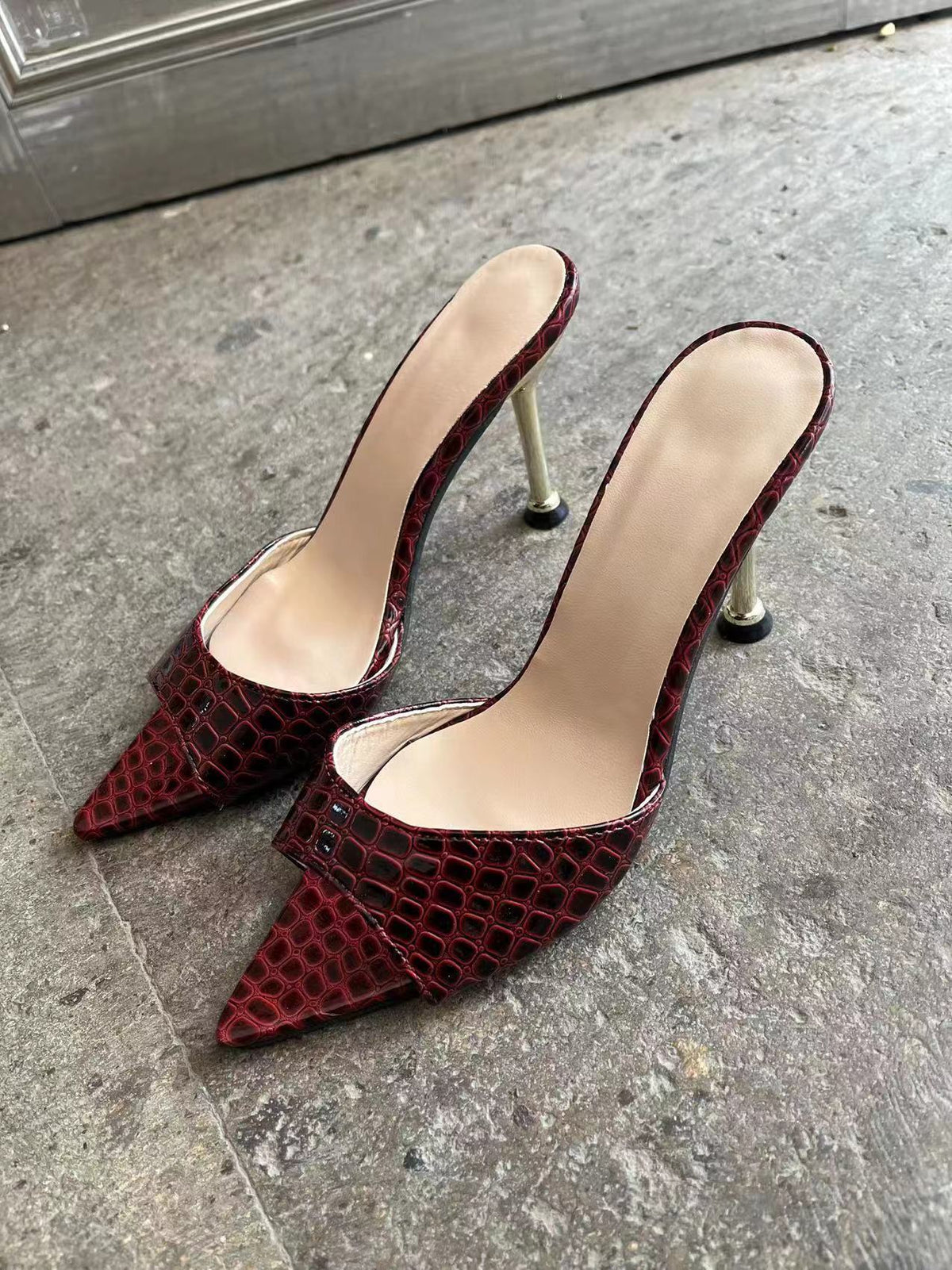Sandalias de tacón alto y punta fina, de color liso y diseño sencillo