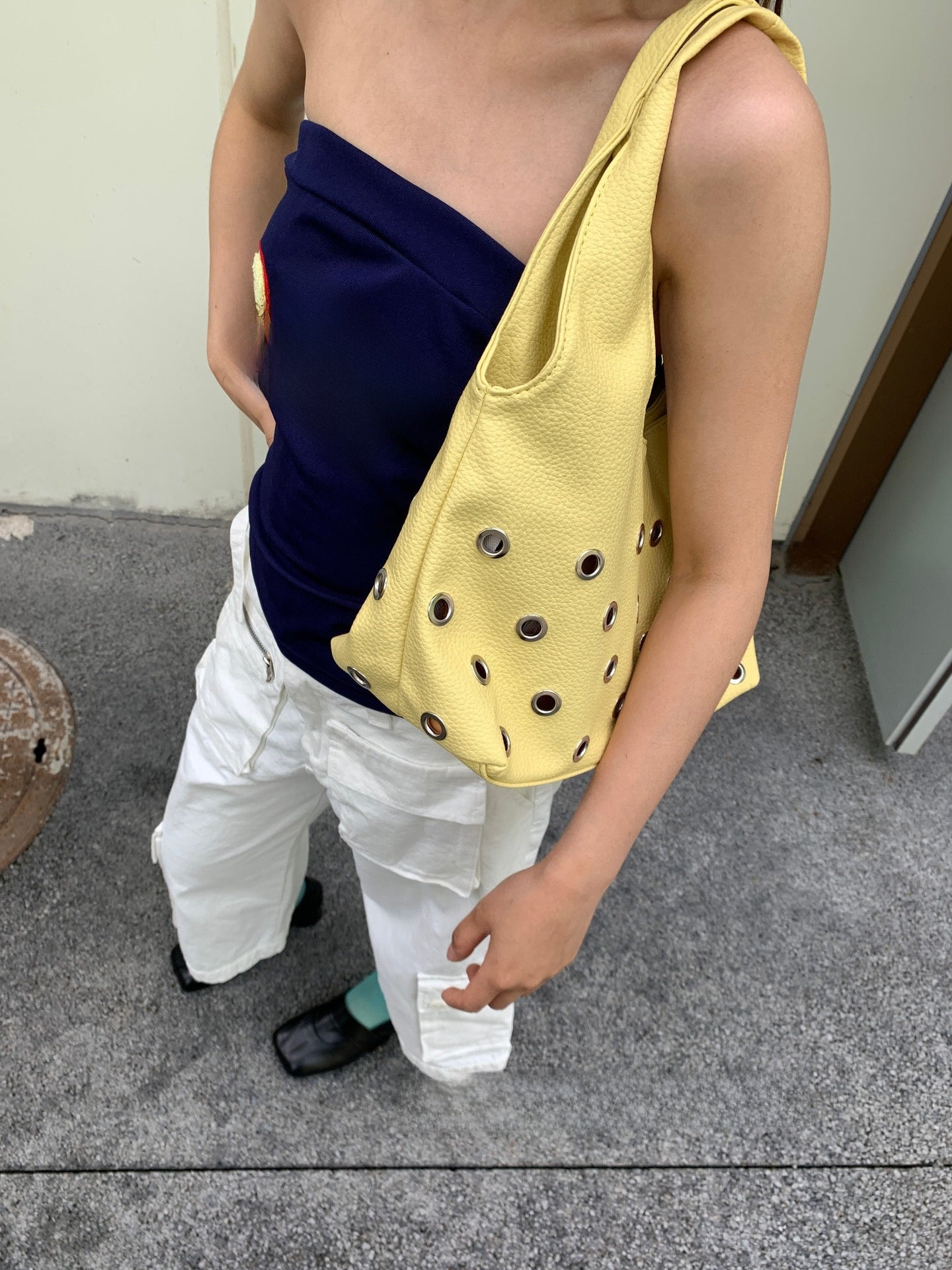 Bolso cubo de un solo hombro estilo punk con remaches
