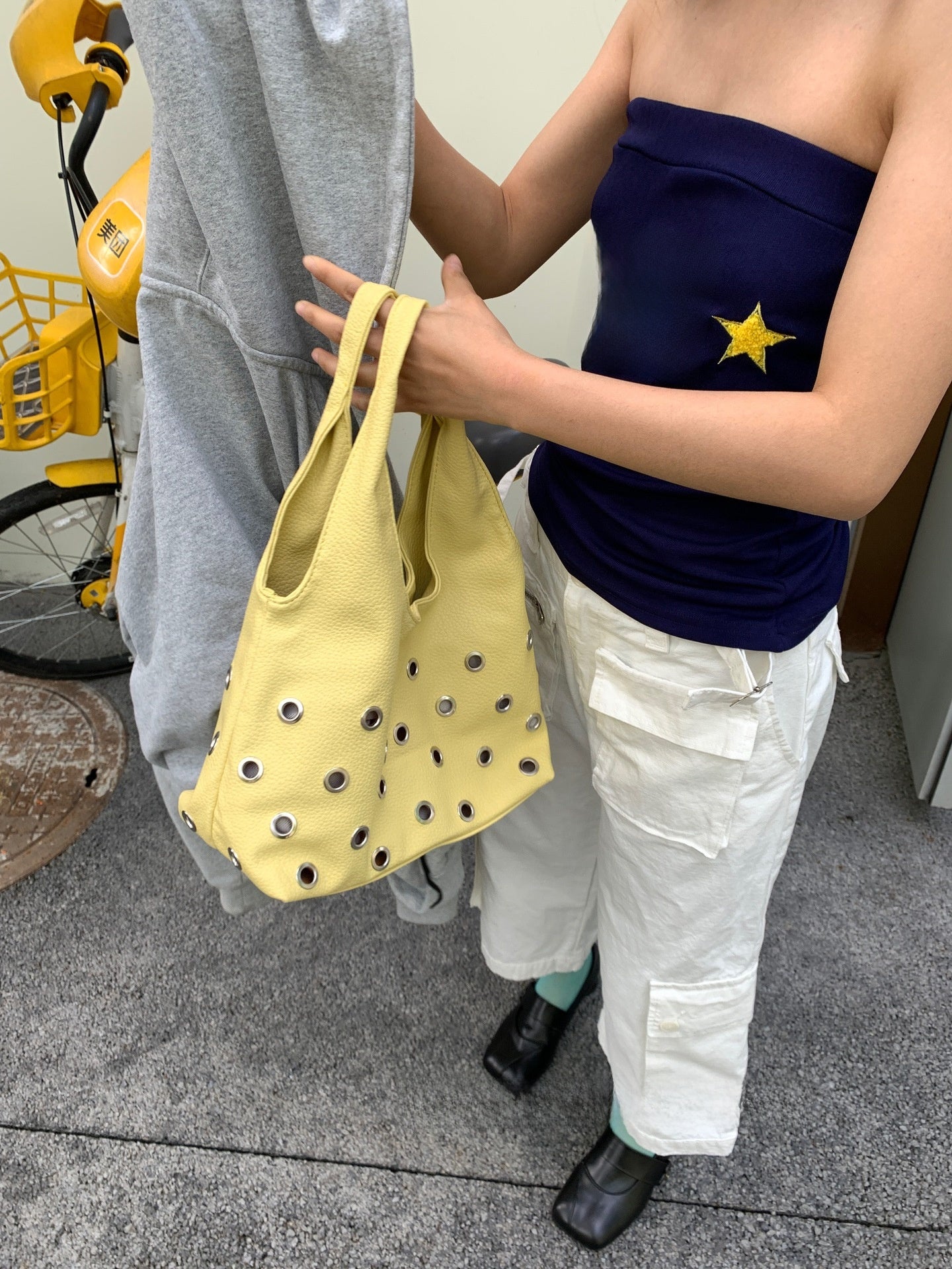 Bolso cubo de un solo hombro estilo punk con remaches