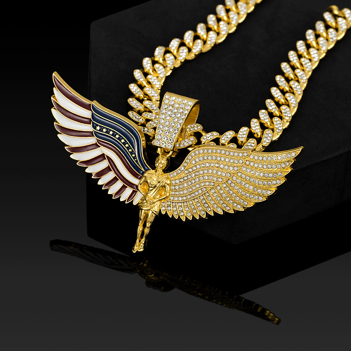 Collar con alas de �ngel y colgante grande con cadena cubana