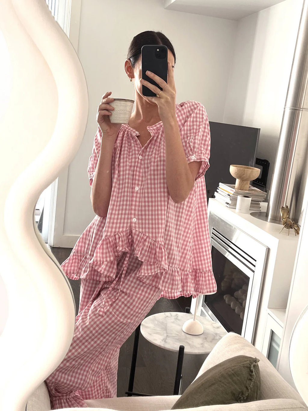 Pijama elegante con botones y volantes
