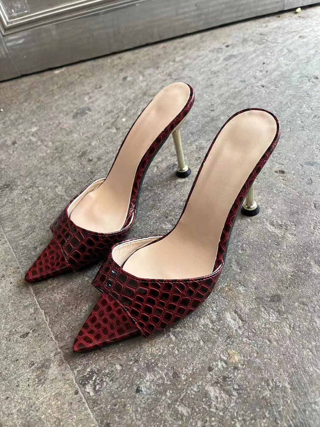 Sandalias de tacón alto y punta fina, de color liso y diseño sencillo