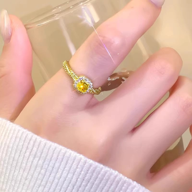 Anillo pequeño con diseño de cubo de azúcar