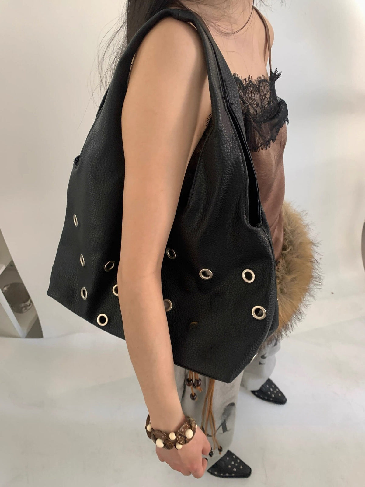 Bolso cubo de un solo hombro estilo punk con remaches
