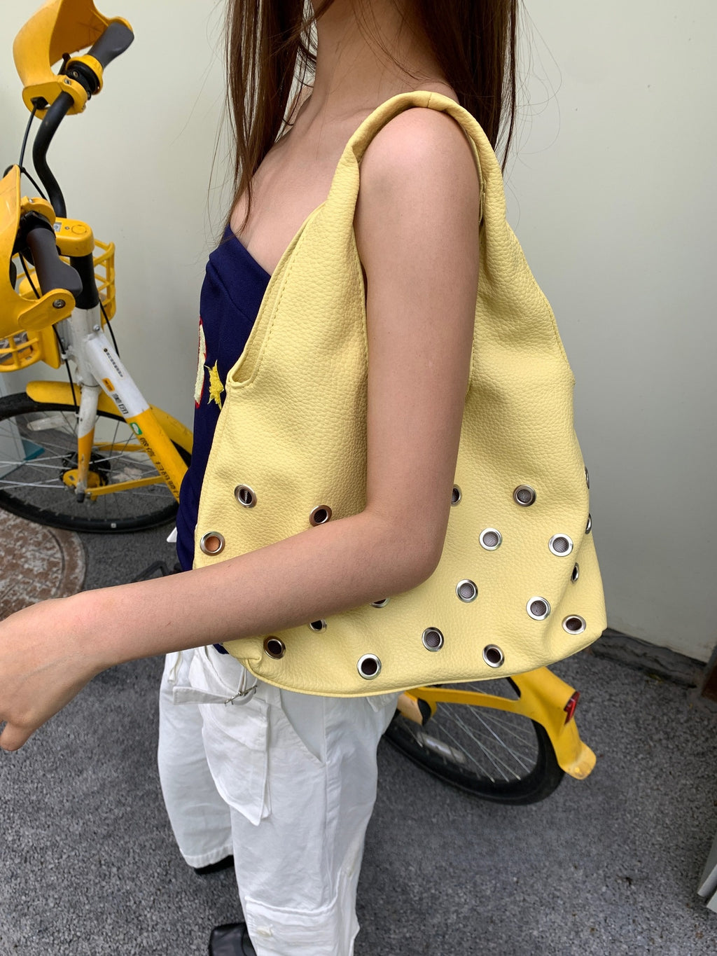 Bolso cubo de un solo hombro estilo punk con remaches