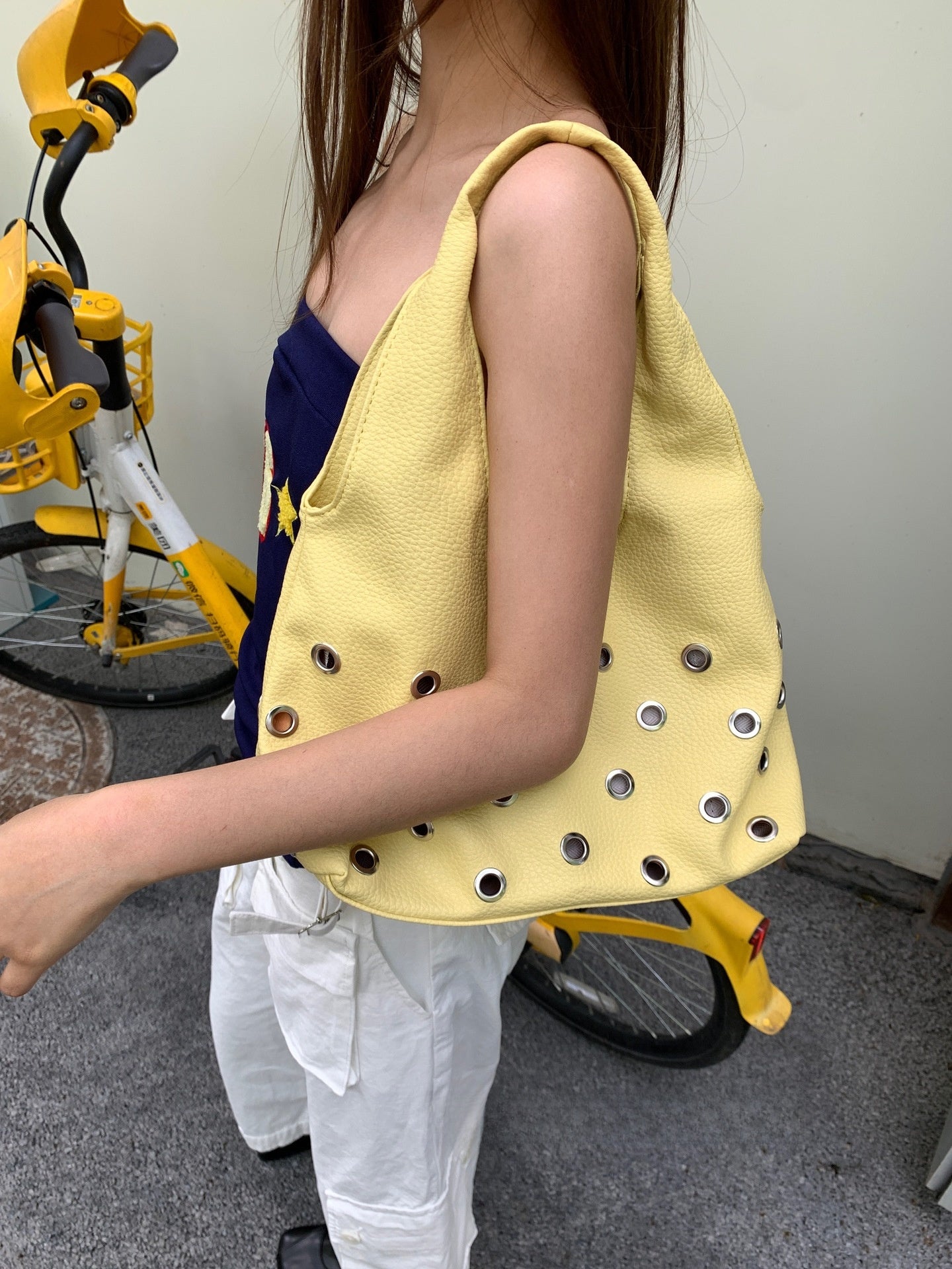 Bolso cubo de un solo hombro estilo punk con remaches