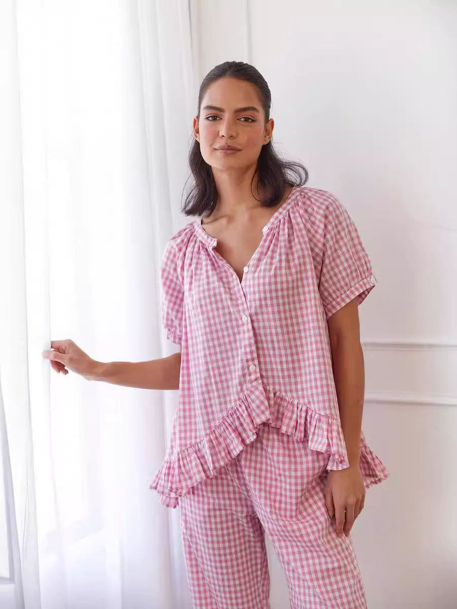 Pijama elegante con botones y volantes