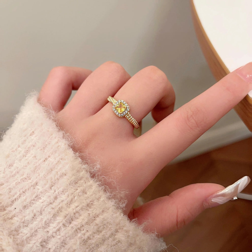 Anillo pequeño con diseño de cubo de azúcar